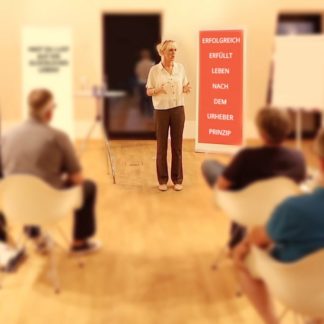 Kedo Rittershofer leitet ein Seminar